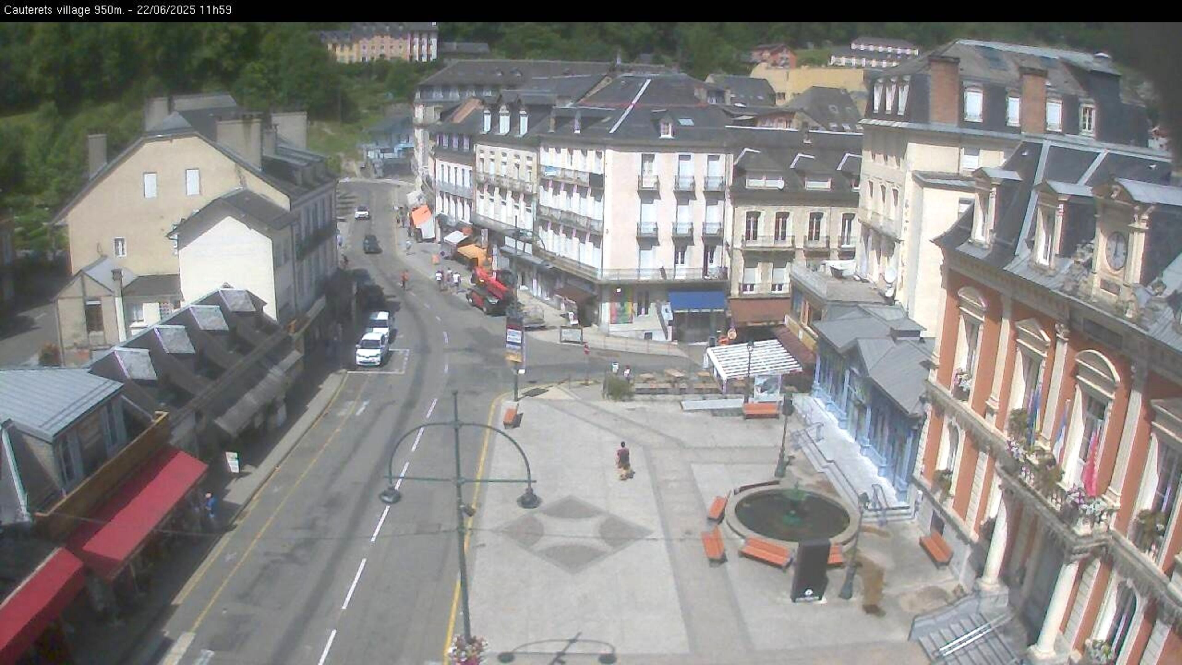 Webcam dans le village de Cauterets à 945 mètres d'altitude dans les Pyrénées. Vue sur la D920