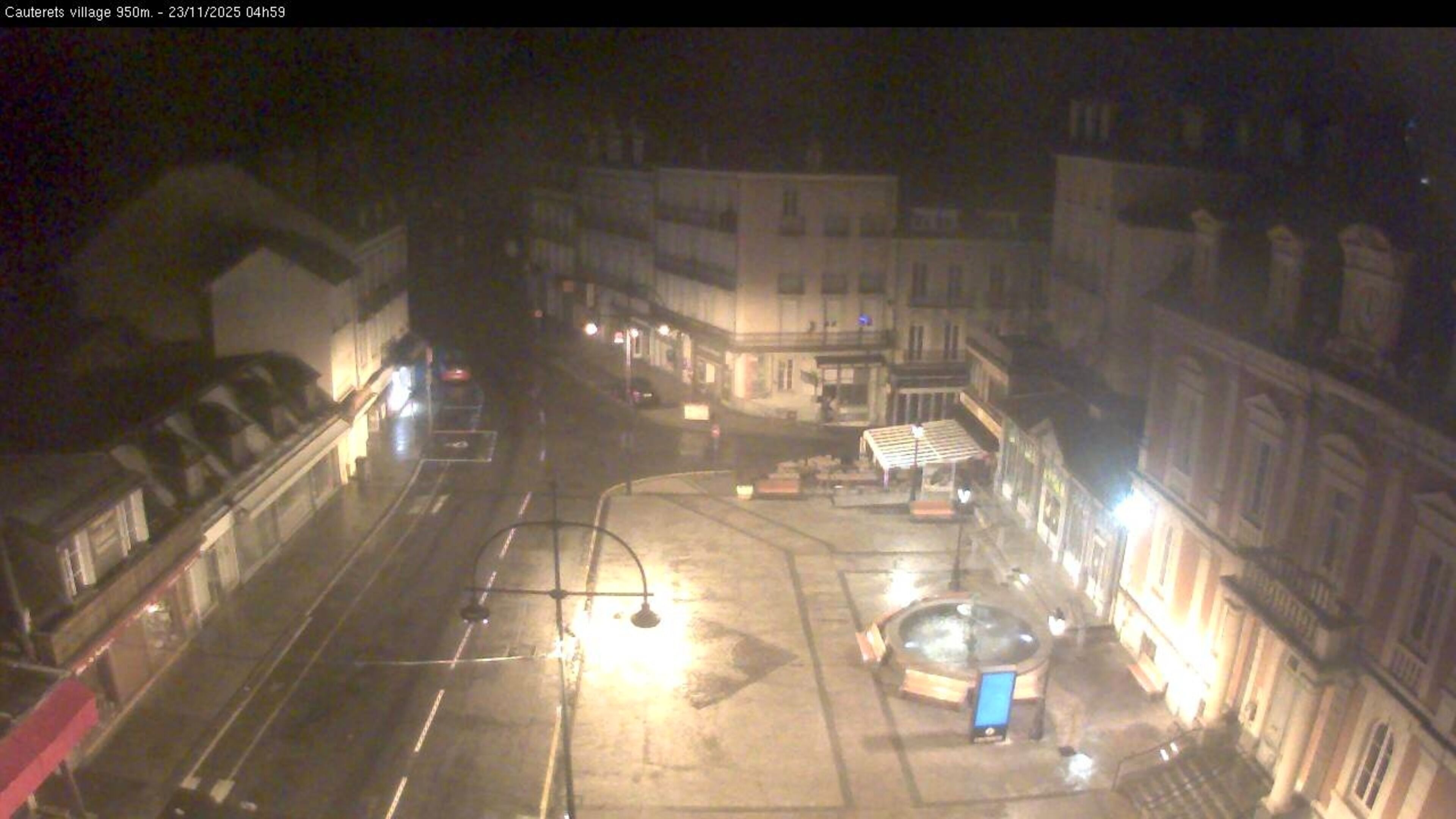 Webcam dans le village de Cauterets à 945 mètres d'altitude dans les Pyrénées. Vue sur la D920