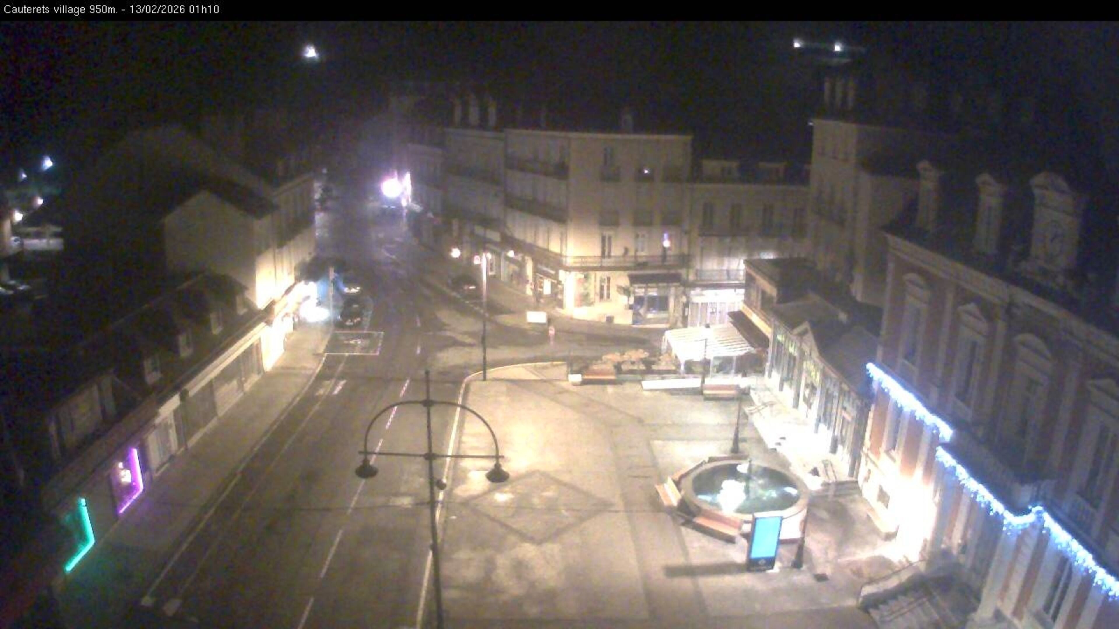 <h2>Webcam dans le village de Cauterets à 945 mètres d'altitude dans les Pyrénées. Vue sur la D920</h2>