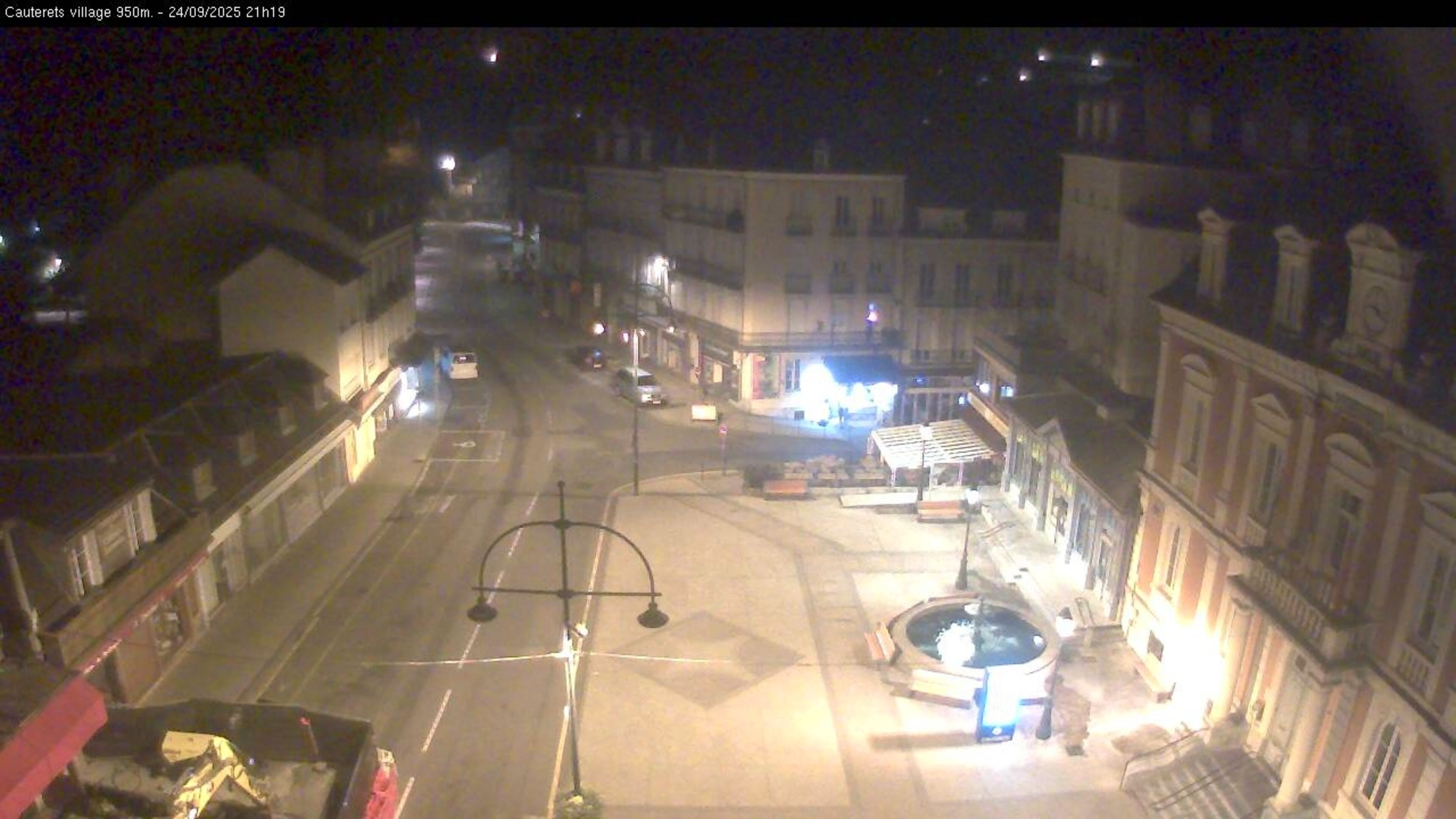 Webcam dans le village de Cauterets à 945 mètres d'altitude dans les Pyrénées. Vue sur la D920