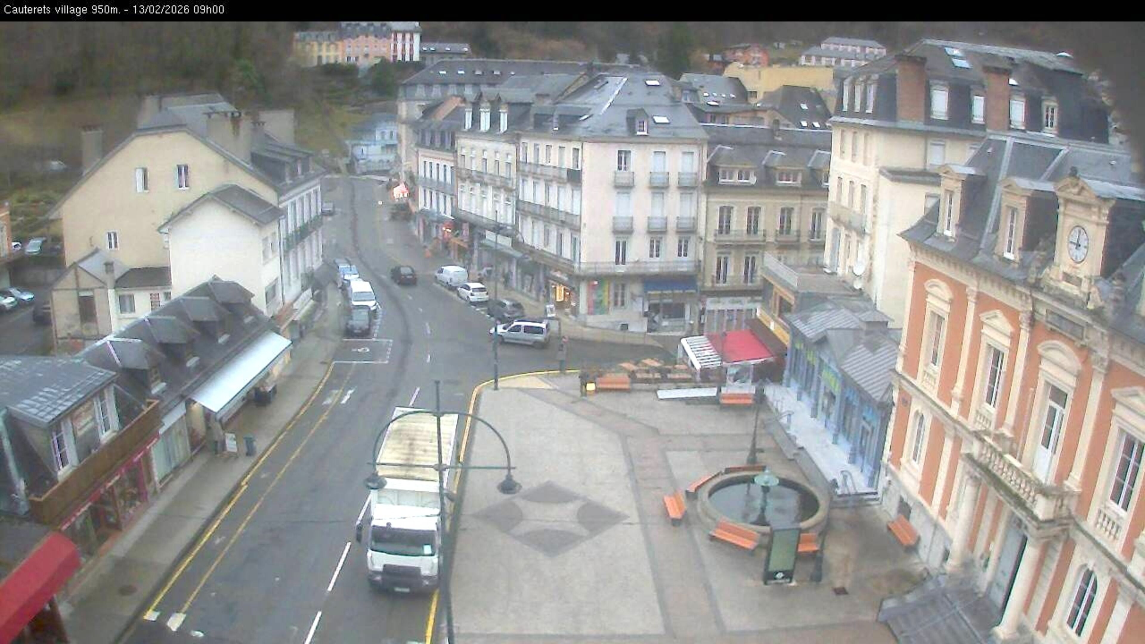 Webcam dans le village de Cauterets à 945 mètres d'altitude dans les Pyrénées. Vue sur la D920