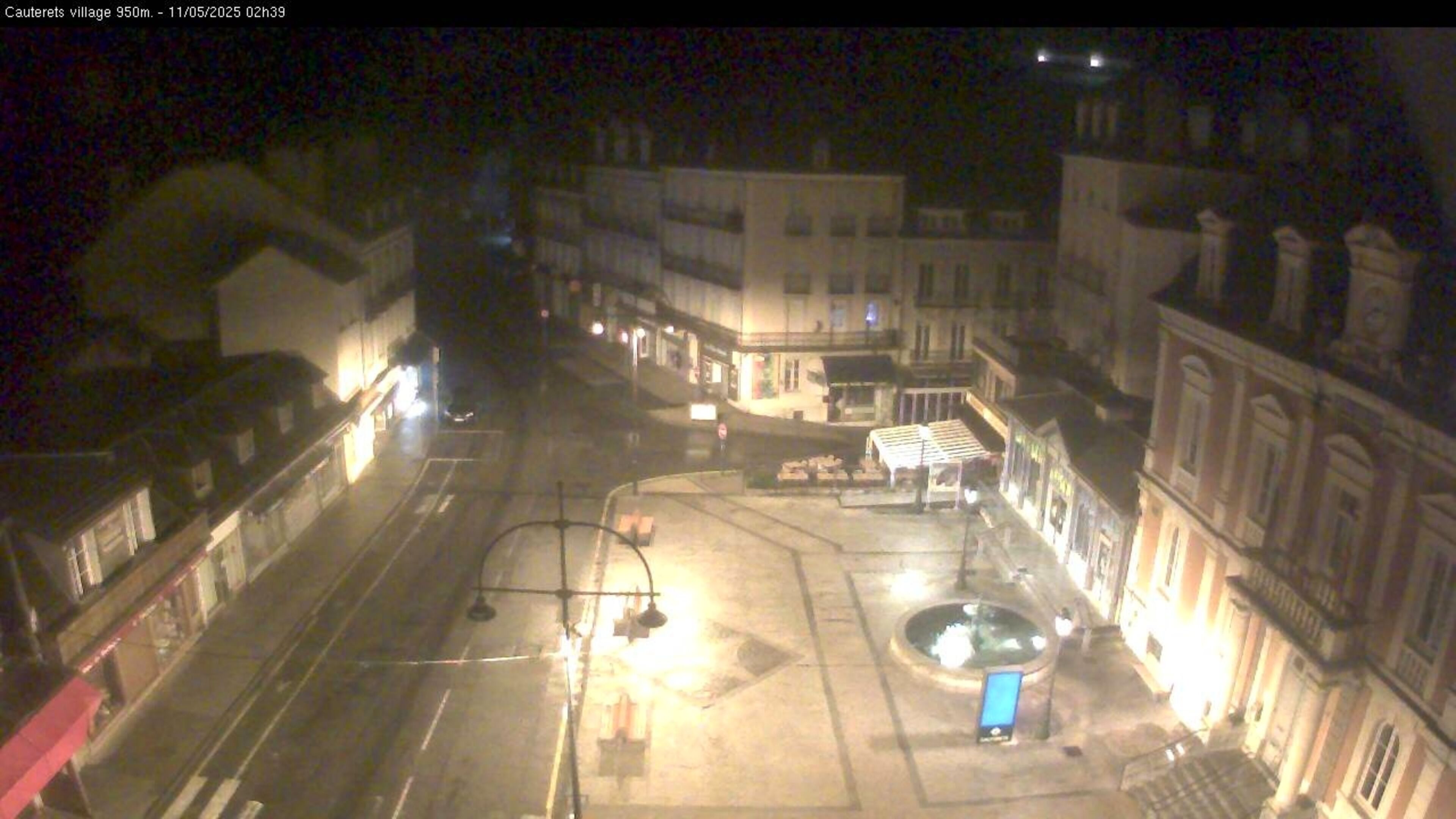 Webcam dans le village de Cauterets à 945 mètres d'altitude dans les Pyrénées. Vue sur la D920