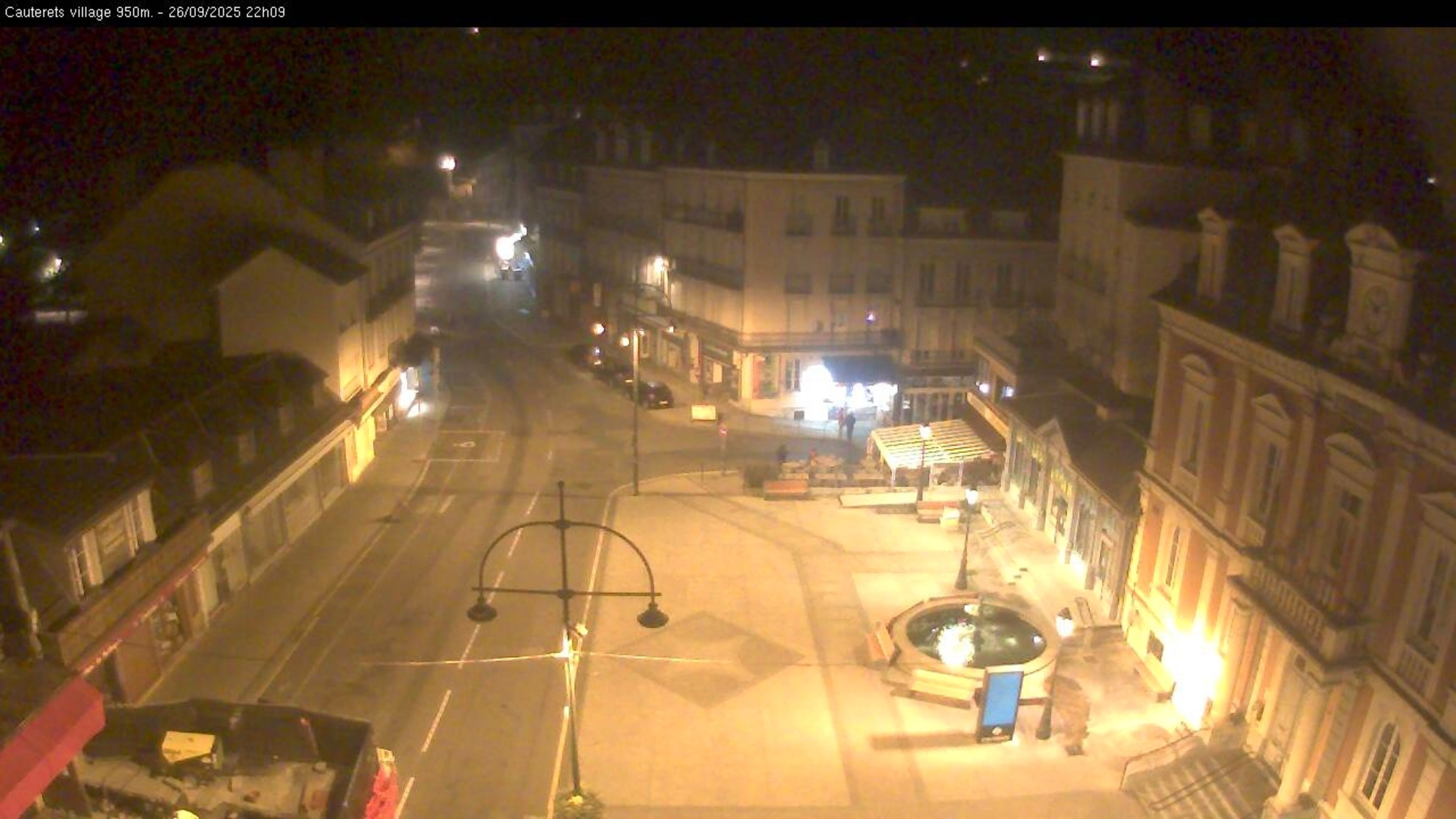 Webcam dans le village de Cauterets à 945 mètres d'altitude dans les Pyrénées. Vue sur la D920