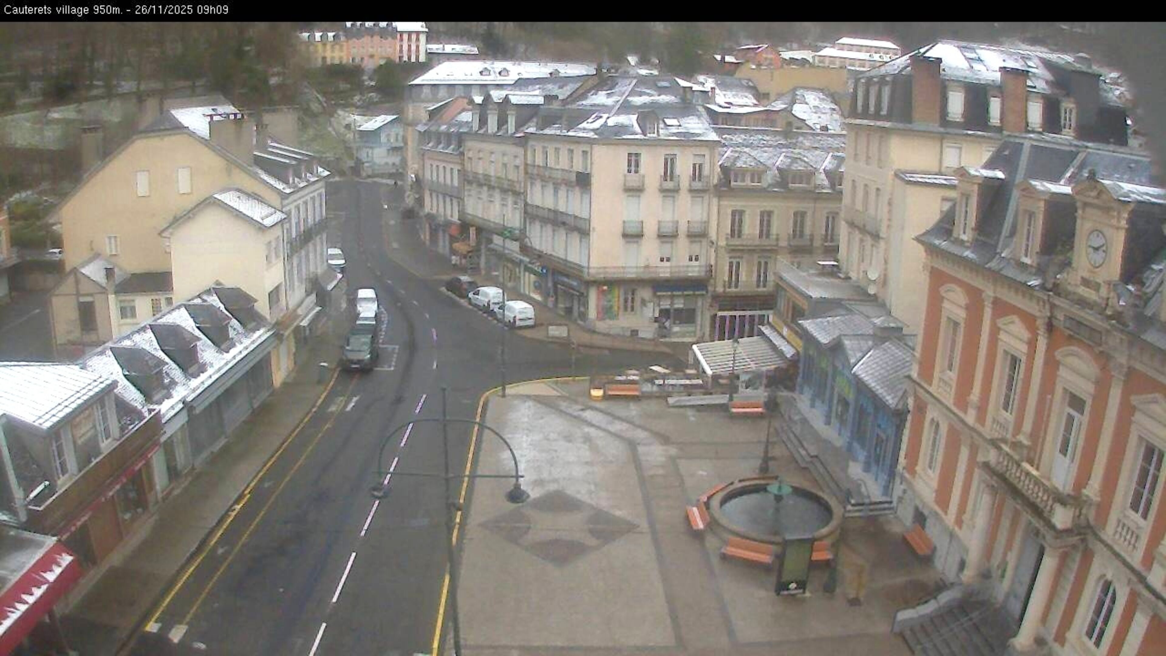 Webcam dans le village de Cauterets à 945 mètres d'altitude dans les Pyrénées. Vue sur la D920