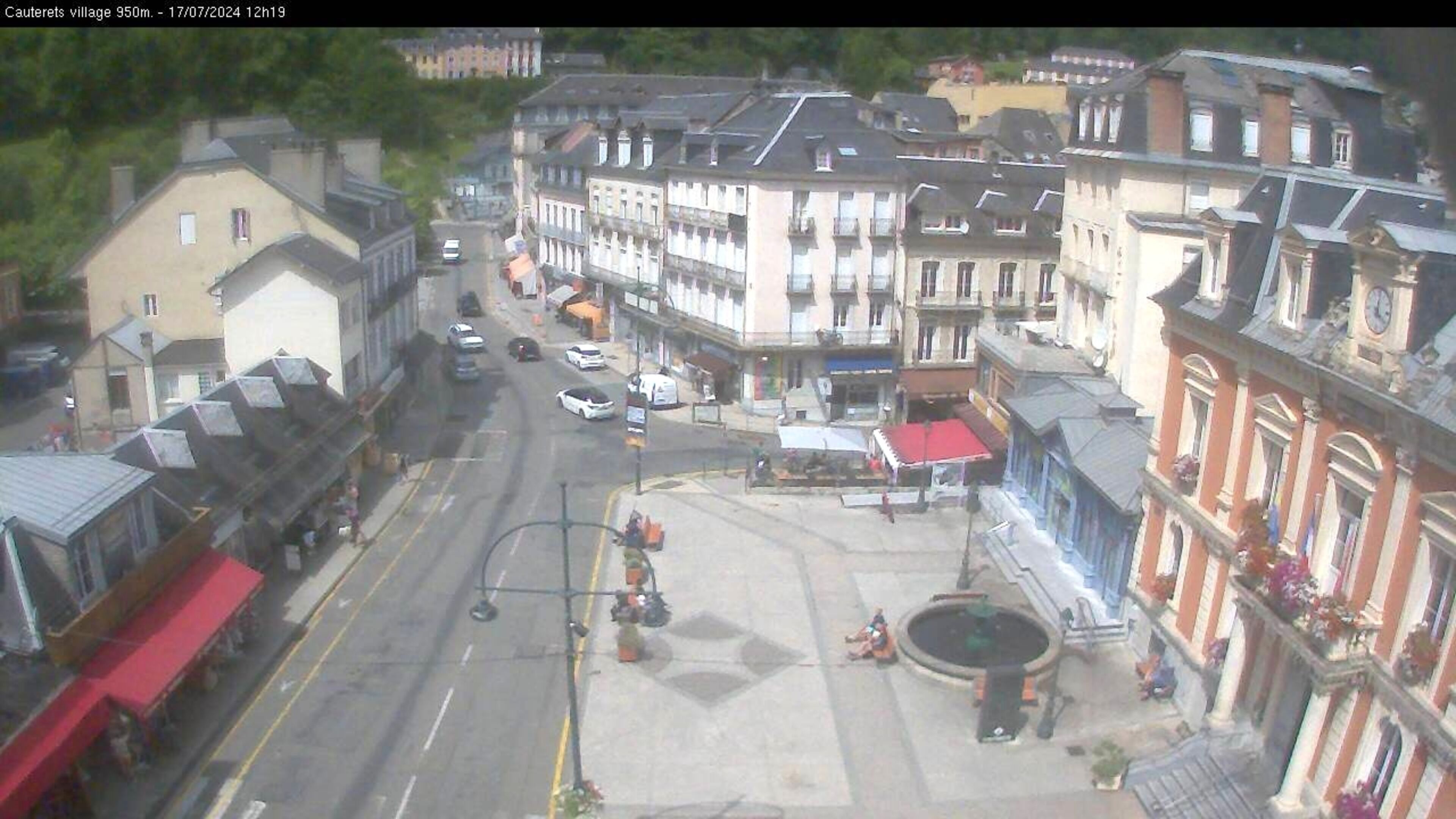 <h2>Webcam dans le village de Cauterets à 945 mètres d'altitude dans les Pyrénées. Vue sur la D920</h2>