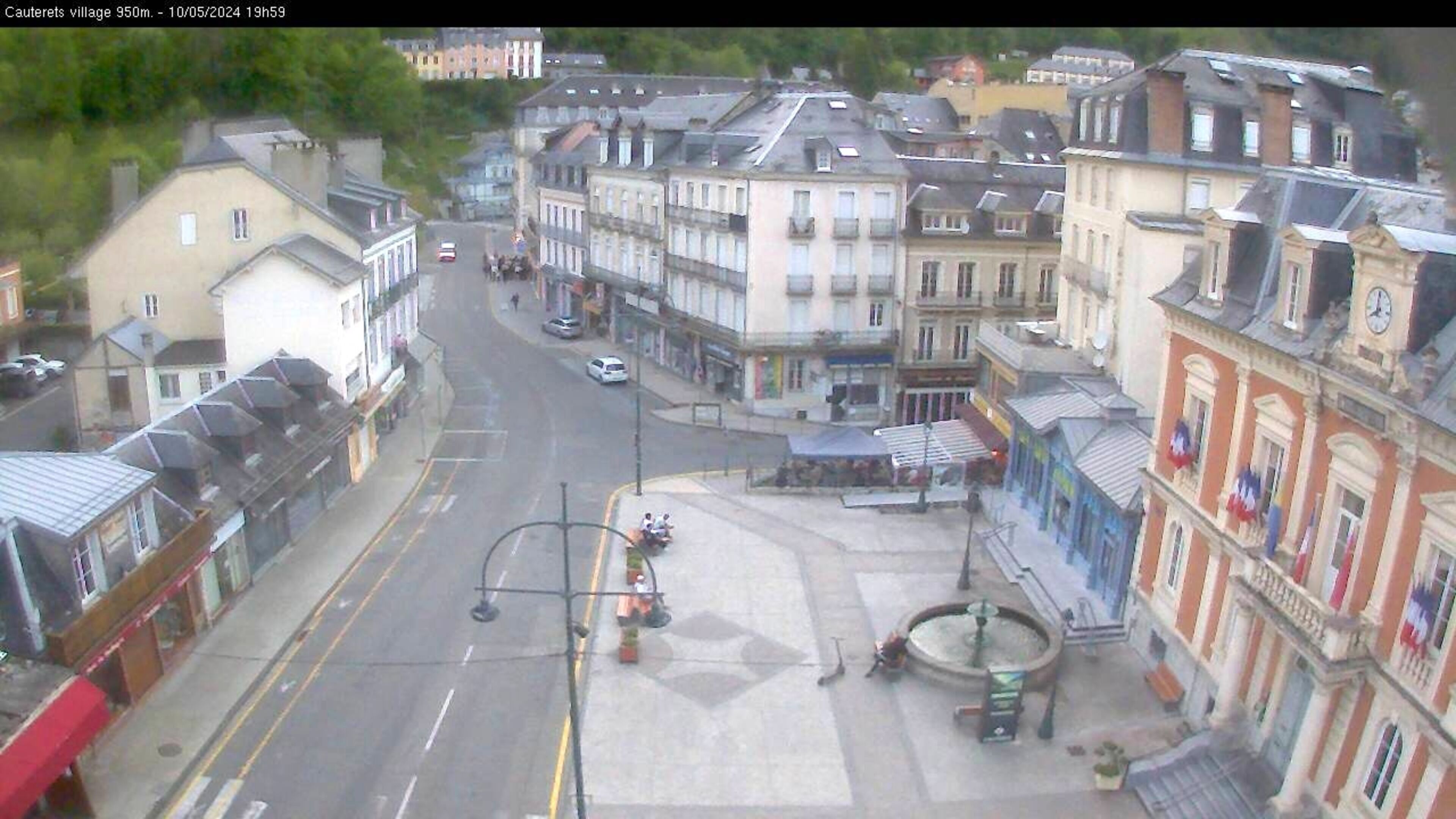 <h2>Webcam dans le village de Cauterets à 945 mètres d'altitude dans les Pyrénées. Vue sur la D920</h2>