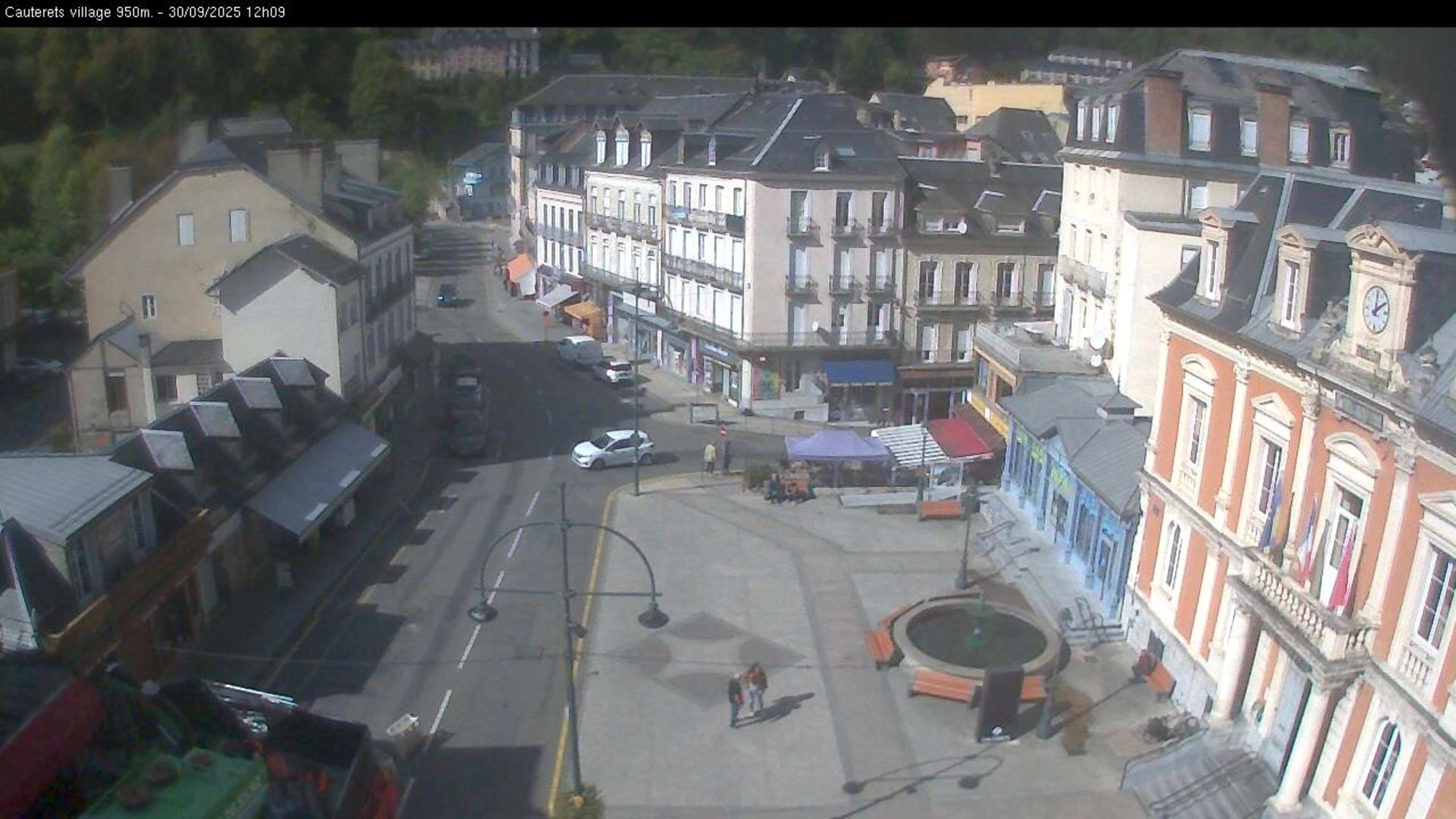 Webcam dans le village de Cauterets à 945 mètres d'altitude dans les Pyrénées. Vue sur la D920