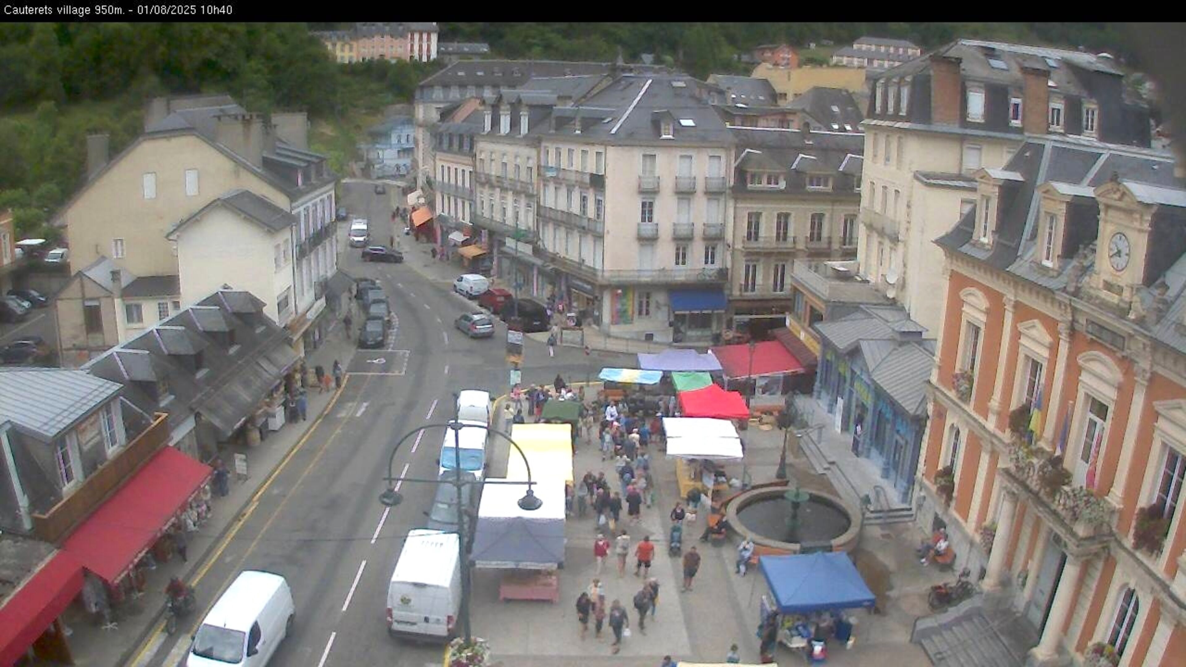 Webcam dans le village de Cauterets à 945 mètres d'altitude dans les Pyrénées. Vue sur la D920