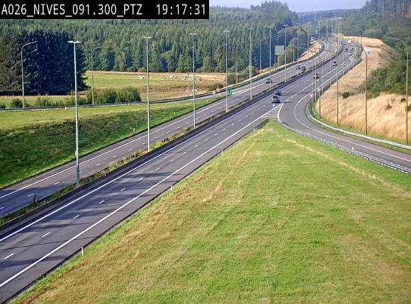 <h2>Webcam autoroute A26/E25 à hauteur de Vaux-sur-Sûre (Nives), à la jonction avec la N848 en direction de Liège - BK 91,3</h2>