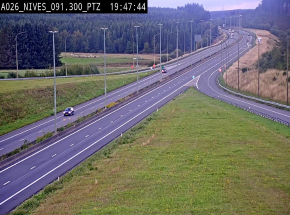 <h2>Webcam autoroute A26/E25 à hauteur de Vaux-sur-Sûre (Nives), à la jonction avec la N848 en direction de Liège - BK 91,3</h2>
