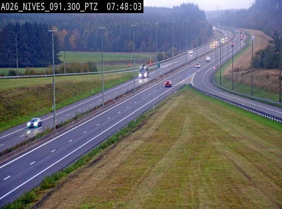 Webcam autoroute A26/E25 à hauteur de Vaux-sur-Sûre (Nives), à la jonction avec la N848 en direction de Liège - BK 91,3
