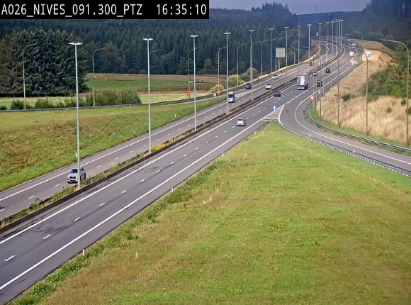 <h2>Webcam autoroute A26/E25 à hauteur de Vaux-sur-Sûre (Nives), à la jonction avec la N848 en direction de Liège - BK 91,3</h2>