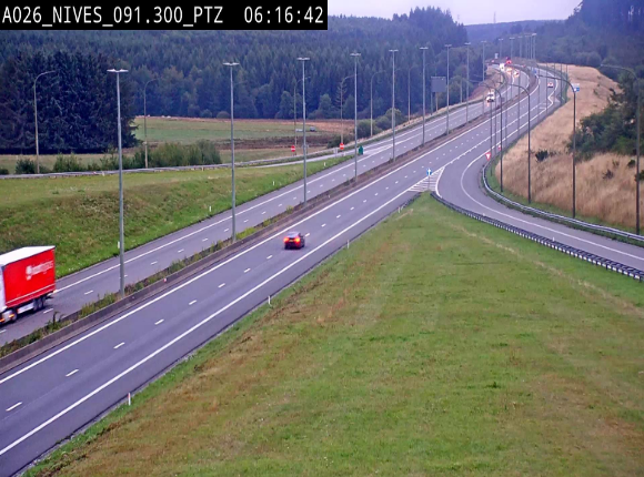 <h2>Webcam autoroute A26/E25 à hauteur de Vaux-sur-Sûre (Nives), à la jonction avec la N848 en direction de Liège - BK 91,3</h2>