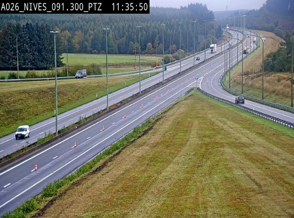 <h2>Webcam autoroute A26/E25 à hauteur de Vaux-sur-Sûre (Nives), à la jonction avec la N848 en direction de Liège - BK 91,3</h2>