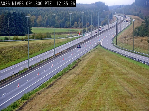 <h2>Webcam autoroute A26/E25 à hauteur de Vaux-sur-Sûre (Nives), à la jonction avec la N848 en direction de Liège - BK 91,3</h2>