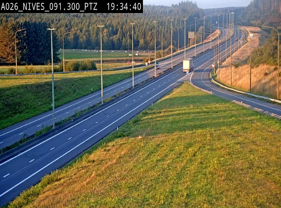 <h2>Webcam autoroute A26/E25 à hauteur de Vaux-sur-Sûre (Nives), à la jonction avec la N848 en direction de Liège - BK 91,3</h2>