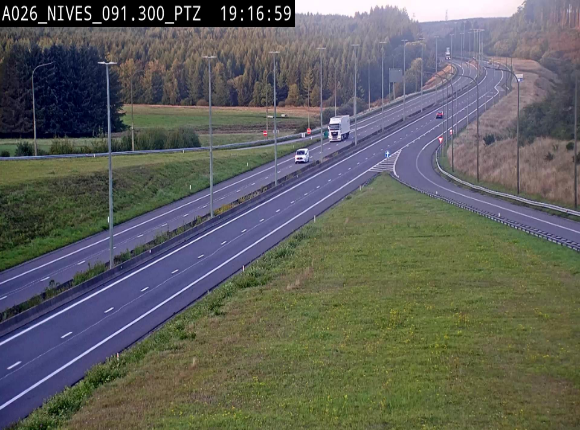 <h2>Webcam autoroute A26/E25 à hauteur de Vaux-sur-Sûre (Nives), à la jonction avec la N848 en direction de Liège - BK 91,3</h2>