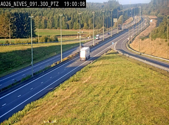 <h2>Webcam autoroute A26/E25 à hauteur de Vaux-sur-Sûre (Nives), à la jonction avec la N848 en direction de Liège - BK 91,3</h2>