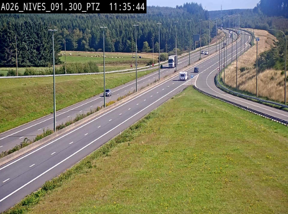 Webcam autoroute A26/E25 à hauteur de Vaux-sur-Sûre (Nives), à la jonction avec la N848 en direction de Liège - BK 91,3