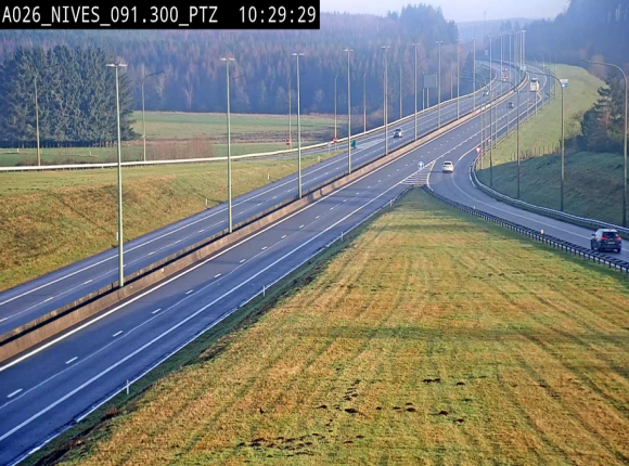<h2>Webcam autoroute A26/E25 à hauteur de Vaux-sur-Sûre (Nives), à la jonction avec la N848 en direction de Liège - BK 91,3</h2>
