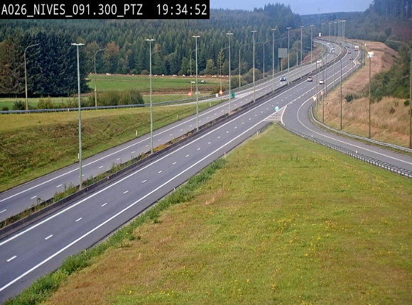 <h2>Webcam autoroute A26/E25 à hauteur de Vaux-sur-Sûre (Nives), à la jonction avec la N848 en direction de Liège - BK 91,3</h2>