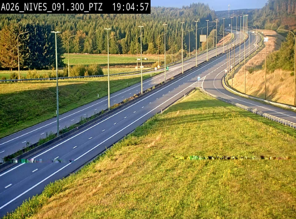 <h2>Webcam autoroute A26/E25 à hauteur de Vaux-sur-Sûre (Nives), à la jonction avec la N848 en direction de Liège - BK 91,3</h2>