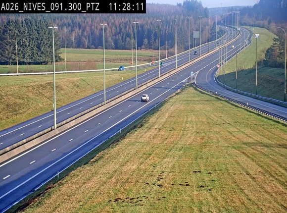 <h2>Webcam autoroute A26/E25 à hauteur de Vaux-sur-Sûre (Nives), à la jonction avec la N848 en direction de Liège - BK 91,3</h2>