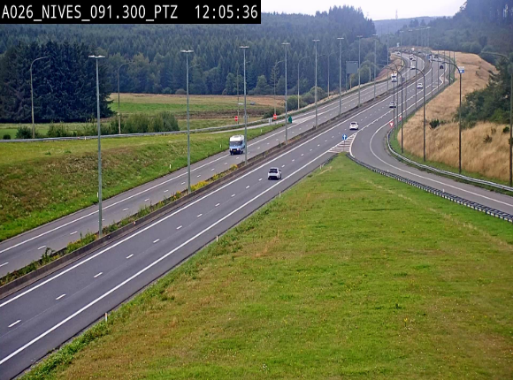 <h2>Webcam autoroute A26/E25 à hauteur de Vaux-sur-Sûre (Nives), à la jonction avec la N848 en direction de Liège - BK 91,3</h2>