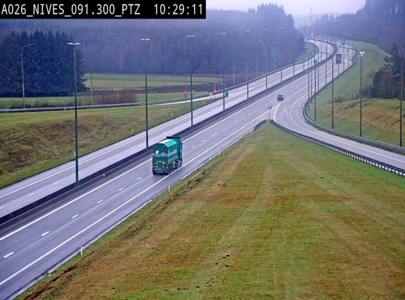 Webcam autoroute A26/E25 à hauteur de Vaux-sur-Sûre (Nives), à la jonction avec la N848 en direction de Liège - BK 91,3