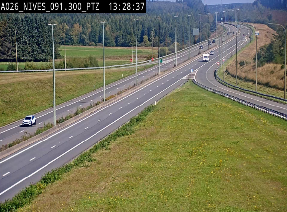 <h2>Webcam autoroute A26/E25 à hauteur de Vaux-sur-Sûre (Nives), à la jonction avec la N848 en direction de Liège - BK 91,3</h2>