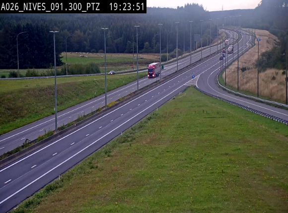 <h2>Webcam autoroute A26/E25 à hauteur de Vaux-sur-Sûre (Nives), à la jonction avec la N848 en direction de Liège - BK 91,3</h2>