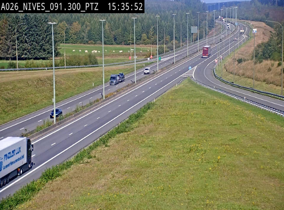 <h2>Webcam autoroute A26/E25 à hauteur de Vaux-sur-Sûre (Nives), à la jonction avec la N848 en direction de Liège - BK 91,3</h2>