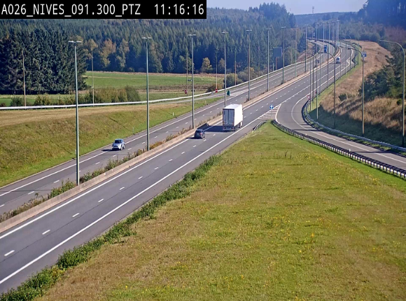 <h2>Webcam autoroute A26/E25 à hauteur de Vaux-sur-Sûre (Nives), à la jonction avec la N848 en direction de Liège - BK 91,3</h2>