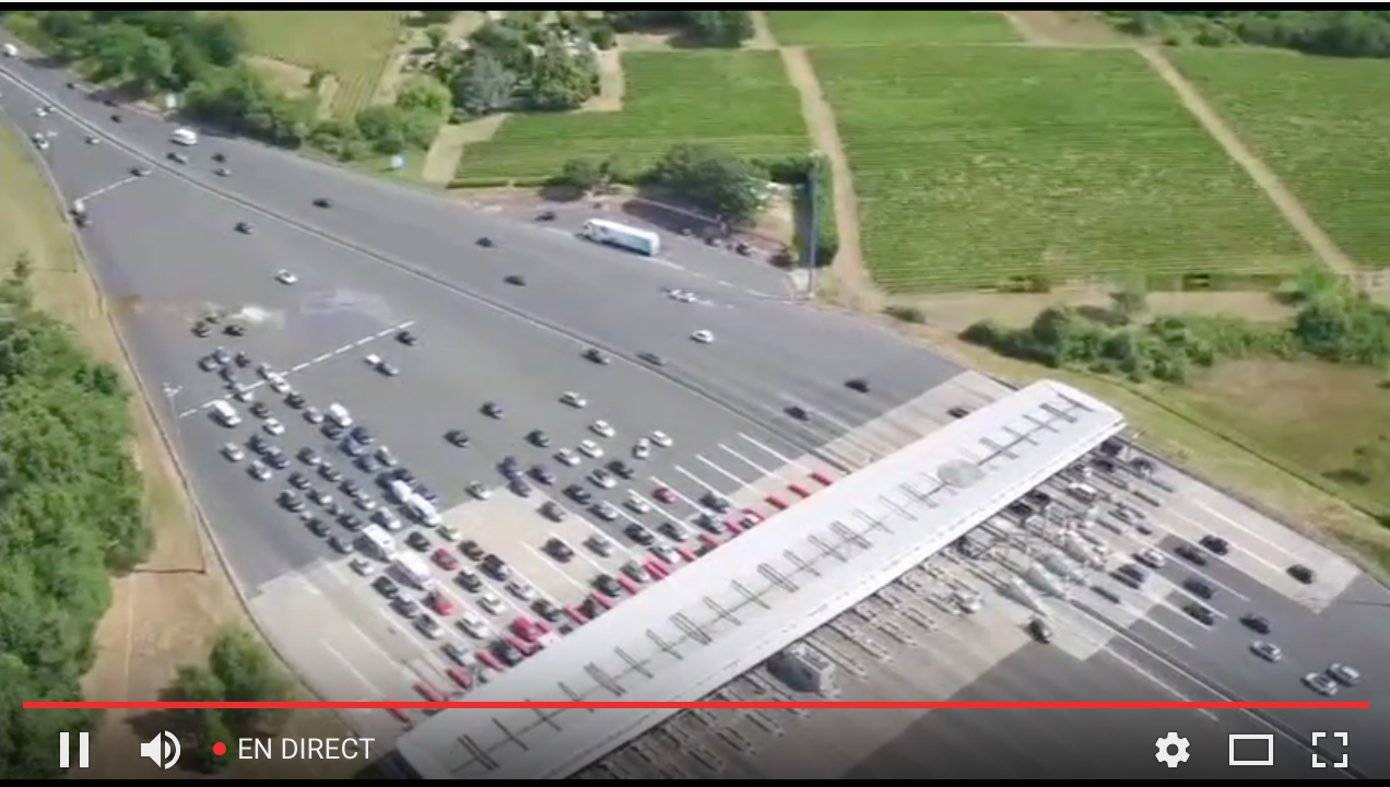 Vue en direct de l'autoroute A10 grâce à un drône situé au-dessus du péage de Virsac