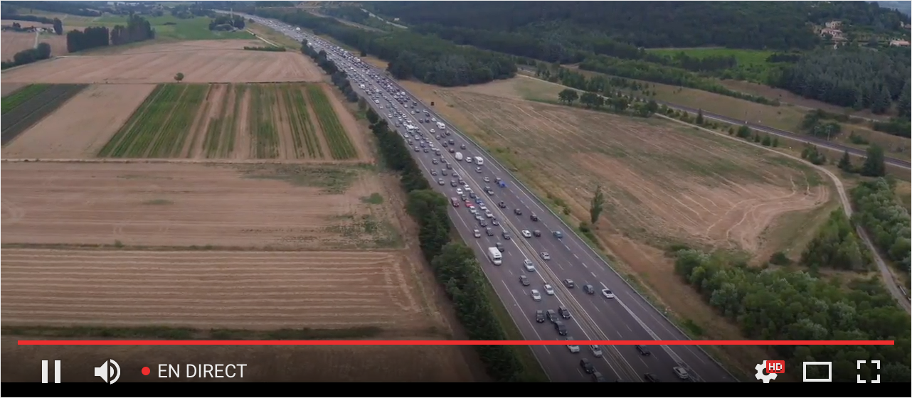 Vue en direct du trafic sur l'autoroute A7 grâce à un drône situé au-dessus de l'aire de Montélimar Ouest