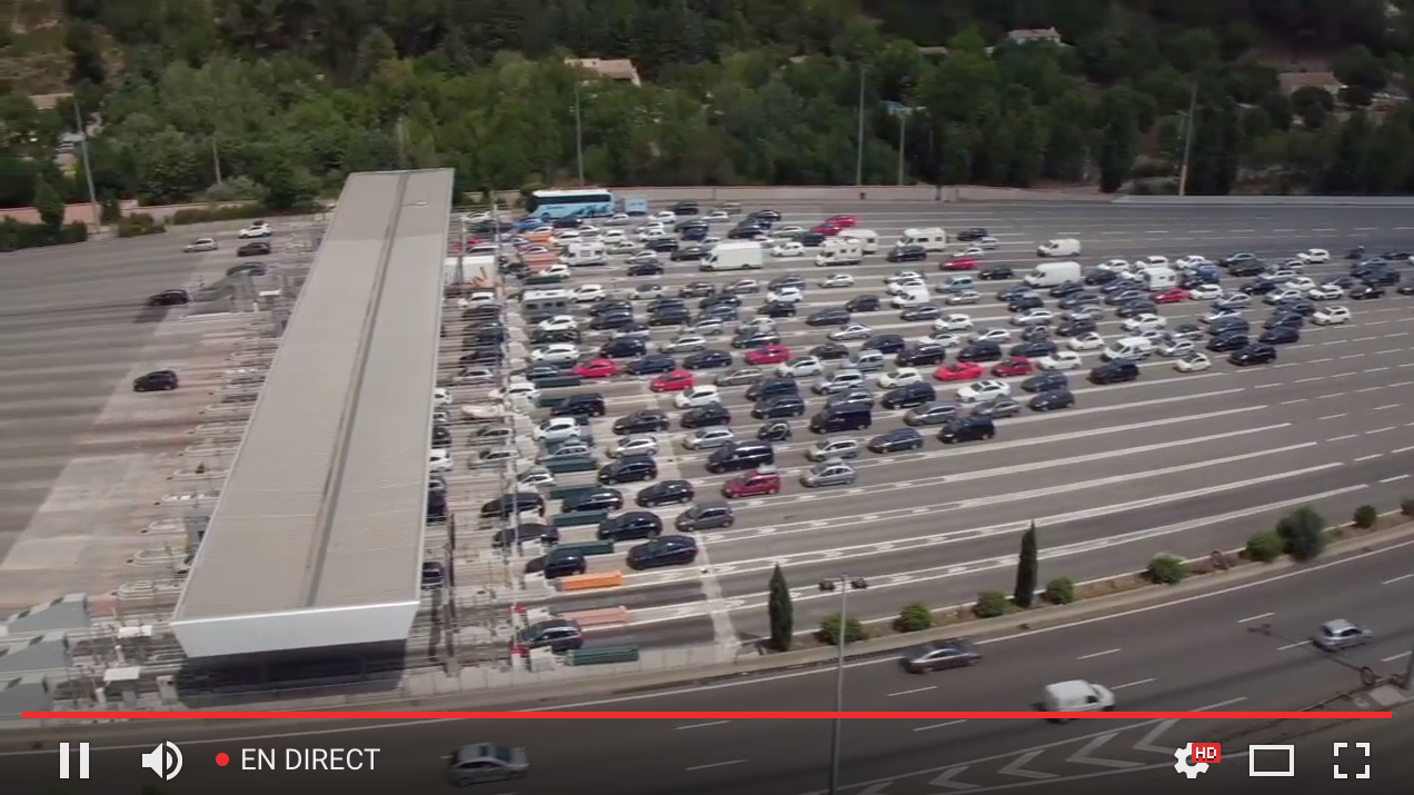 Vue en direct du péage de La Barque grâce à un drône situé au-dessus de l'autoroute A8