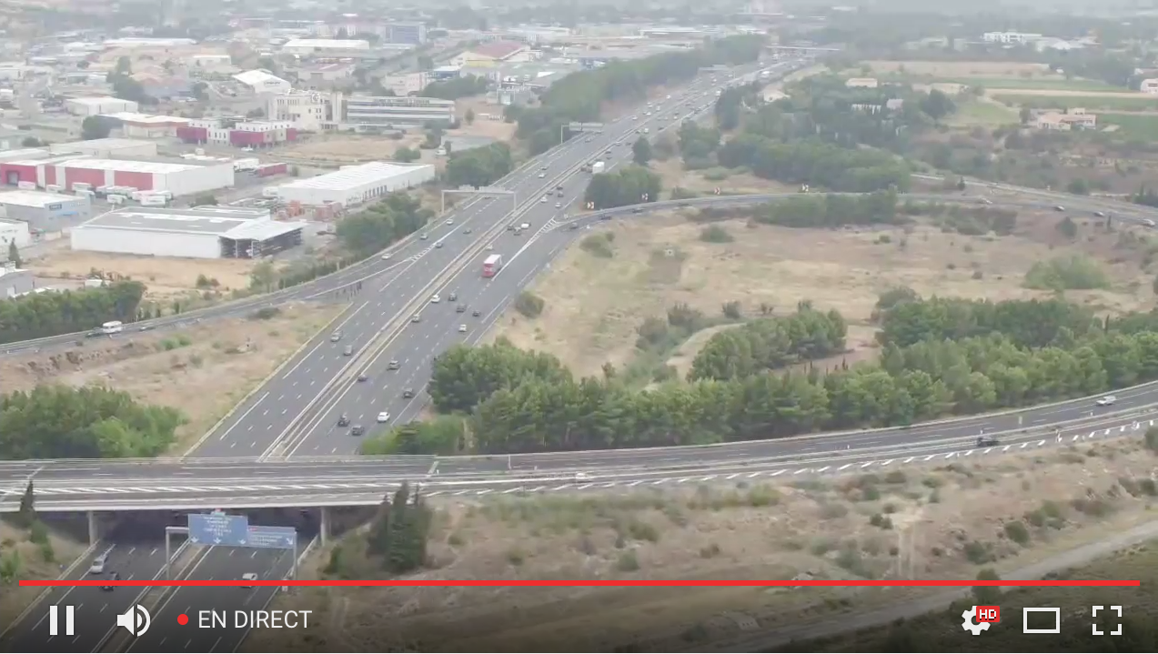 Vue en direct de la jonction entre l'A9 et l'A61 à bord d'un drône situé à proximité de Narbonne