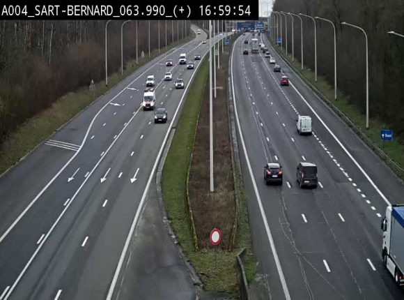<h2>Webcam sur l'E411 à hauteur de la jonction avec la N4 à la sortie de Namur. Vue orientée vers Luxembourg</h2>