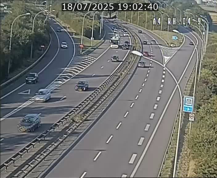 Traffic live webcam Luxembourg Leudelange - A4 - BK 4.9 - direction Luxembourg