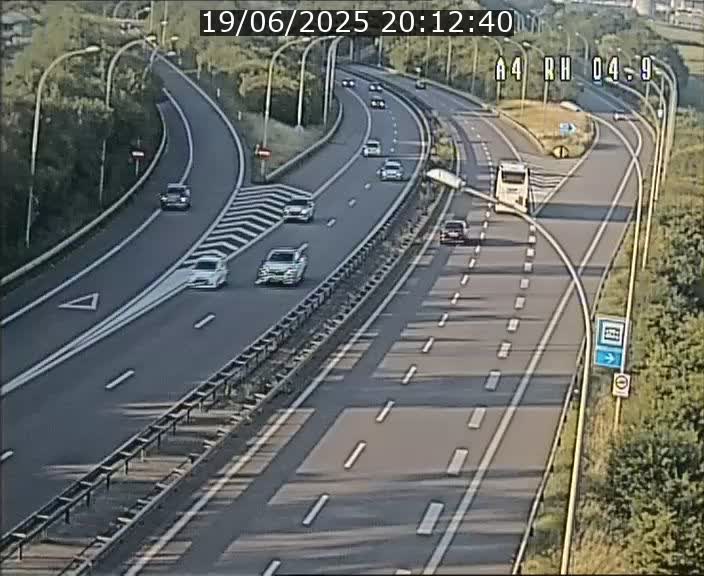 <h2>Traffic live webcam Luxembourg Leudelange - A4 - BK 4.9 - direction Luxembourg</h2>