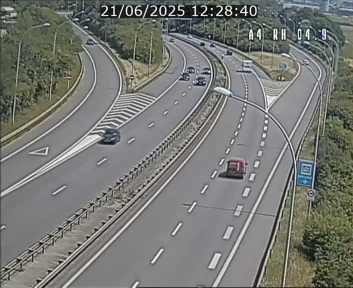 <h2>Traffic live webcam Luxembourg Leudelange - A4 - BK 4.9 - direction Luxembourg</h2>