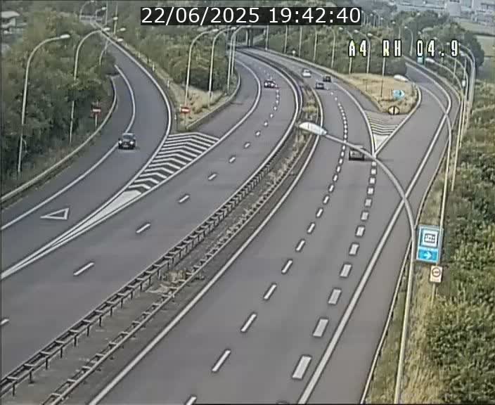 <h2>Traffic live webcam Luxembourg Leudelange - A4 - BK 4.9 - direction Luxembourg</h2>