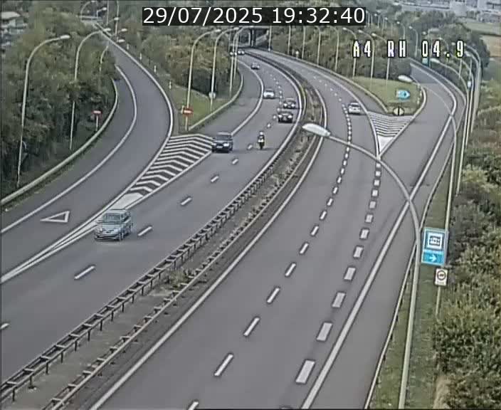 <h2>Traffic live webcam Luxembourg Leudelange - A4 - BK 4.9 - direction Luxembourg</h2>