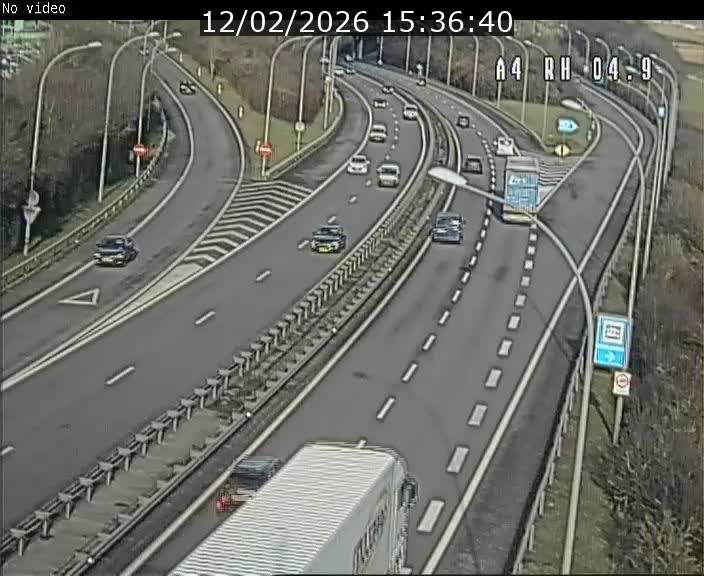 <h2>Traffic live webcam Luxembourg Leudelange - A4 - BK 4.9 - direction Luxembourg</h2>
