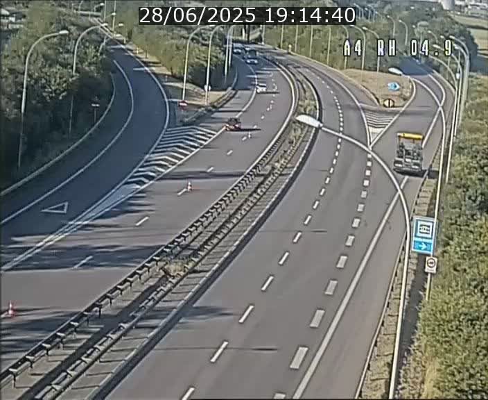 <h2>Traffic live webcam Luxembourg Leudelange - A4 - BK 4.9 - direction Luxembourg</h2>