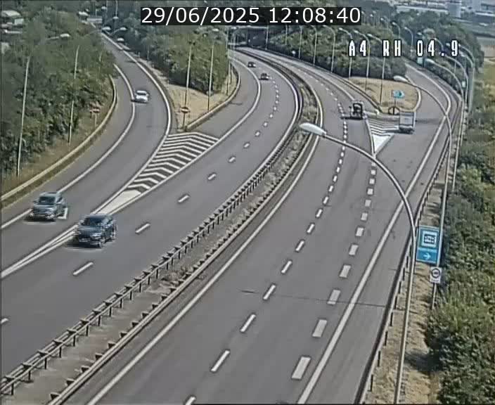 <h2>Traffic live webcam Luxembourg Leudelange - A4 - BK 4.9 - direction Luxembourg</h2>