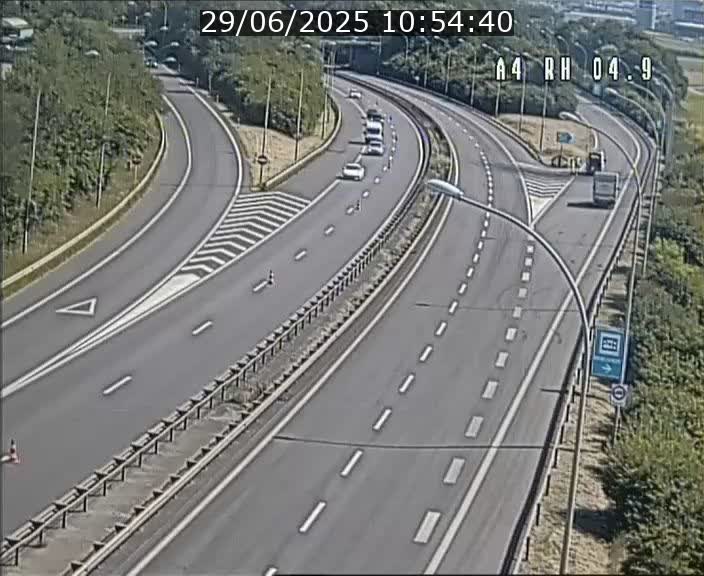 <h2>Traffic live webcam Luxembourg Leudelange - A4 - BK 4.9 - direction Luxembourg</h2>