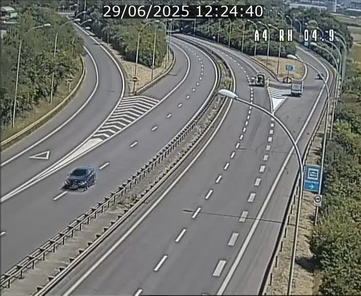 <h2>Traffic live webcam Luxembourg Leudelange - A4 - BK 4.9 - direction Luxembourg</h2>