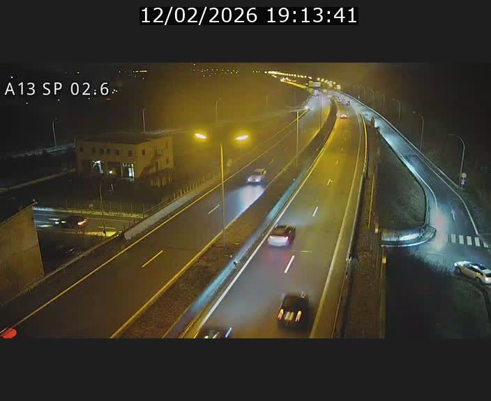 <h2>Traffic live webcam Luxembourg Sanem - A13 direction Pétange - BK 2.6</h2>