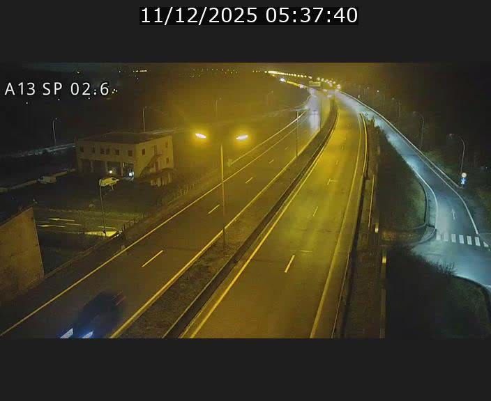 <h2>Traffic live webcam Luxembourg Sanem - A13 direction Pétange - BK 2.6</h2>